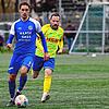 Max Chrobok (links) will sich mit dem FC Radolfzell den Titel sichern. Im Hintergrund ist Jan Hübschle (SpVgg F.A.L.) zu sehen.