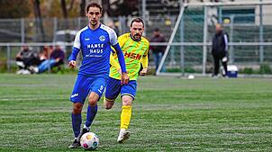 Max Chrobok (links) will sich mit dem FC Radolfzell den Titel sichern. Im Hintergrund ist Jan Hüschble (SpVgg F.A.L.) zu sehen.