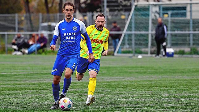 Max Chrobok (links) will sich mit dem FC Radolfzell den Titel sichern. Im Hintergrund ist Jan Hübschle (SpVgg F.A.L.) zu sehen.