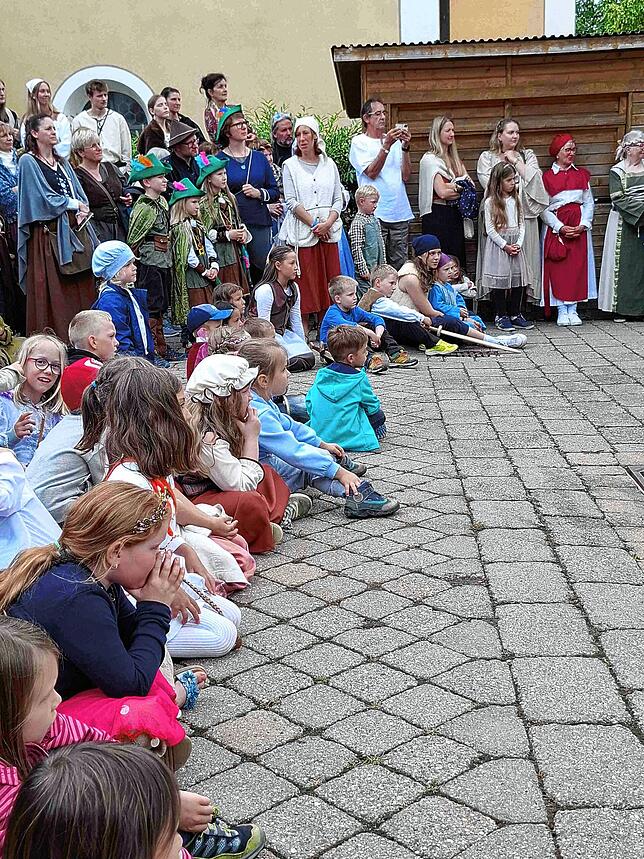 Bild 21: Mittelalter hautnah: Tausende beim 7. Stettener Spectaculum mit Rittern, Gauklern und Magiern