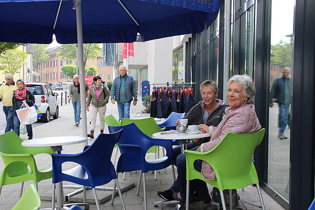 Michaela Oeser (links) und Edith Neher treffen sich gern zu einem Plausch im neuen Straßencafé in der Hauptstraße. Laut der Umfragen von ...