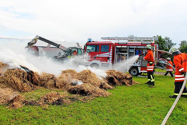 Bild 33: Großeinsatz für die Feuerwehren in Sumpfohren: Ein Gebäude des Hofs Bogenschütz brennt