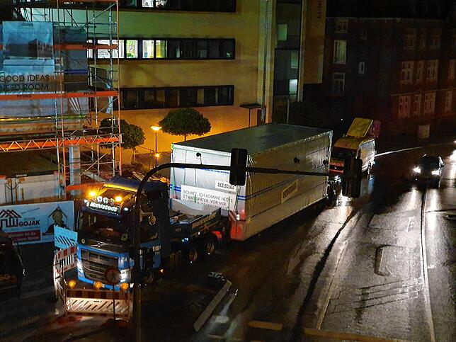 Bild 3: Mit Schwertransport und im Baukastenprinzip: So wächst Nacht für Nacht der Anbau am Klinikum Hochrhein