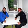 Die beiden Gemeinderäte Peter Apfelstädt und Sebastian Sailer beim Probesitzen in der Essecke einer Wohnung des Projekts &bdquo;Neues ...