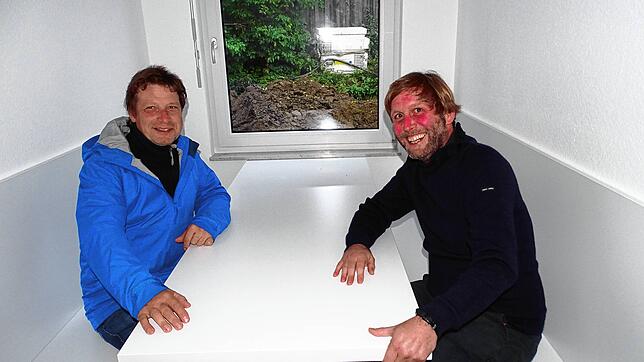 Die beiden Gemeinderäte Peter Apfelstädt und Sebastian Sailer beim Probesitzen in der Essecke einer Wohnung des Projekts &bdquo;Neues ...