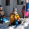 Matteo (vorne, gelbe Jacke) und Ahmad haben im Kindergarten &bdquo;Stadtzwerge&ldquo; Spaß im Schnee.
