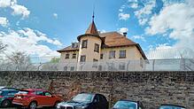 Das Villinger Gefängnis vom Amtsgericht aus gesehen: Der Treppenturm gibt dem recht kompakten Bau aus dem Jahre 1847 fast den Anschein ...