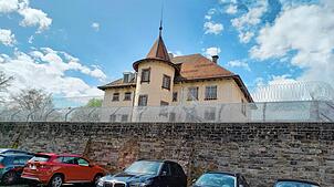 Das Villinger Gefängnis vom Amtsgericht aus gesehen: Der Treppenturm gibt dem recht kompakten Bau aus dem Jahre 1847 fast den Anschein ...