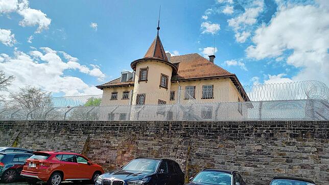 Das Villinger Gefängnis vom Amtsgericht aus gesehen: Der Treppenturm gibt dem recht kompakten Bau aus dem Jahre 1847 fast den Anschein ...