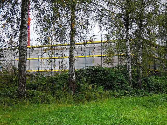 Weite Teile des in Holzbauweise entstandenen Gebäudes sind noch eingehaust, lassen aber schon die volle Größe erkennen.