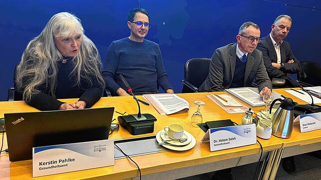 Kerstin Pahlke (von links) stellt die Ergebnisse des Modellprojektes vor. Hier mit dem Leiter des Gesundheitsamtes, Halem Saleh, dem ...