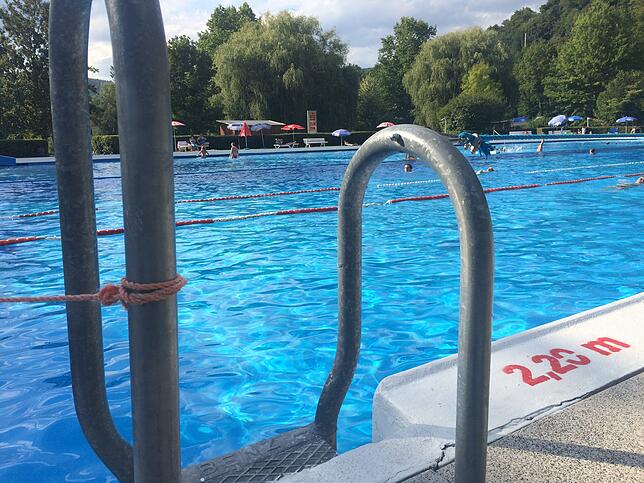 Das Freibad ist gerettet. Auch in der Zukunft können Badegäste den Einstieg ins Schwimmbecken wagen. Wie umfangreich saniert wird, muss ...