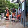 Die Betriebshofmitarbeiter (von links) René Stipp, Rainer Längle und Thomas Schäfer reinigen die Fläche oberhalb des Bahnhofs vom ...