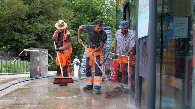 Die Betriebshofmitarbeiter (von links) René Stipp, Rainer Längle und Thomas Schäfer reinigen die Fläche oberhalb des Bahnhofs vom ...