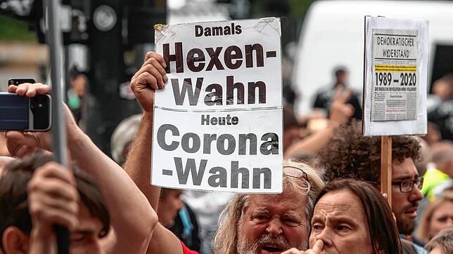 Mit völlig schrägen Vergleichen ziehen so genannte Querdenker, Corona-Leugner und Impfgegner in ganz Deutschland gegen die staatlichen ...