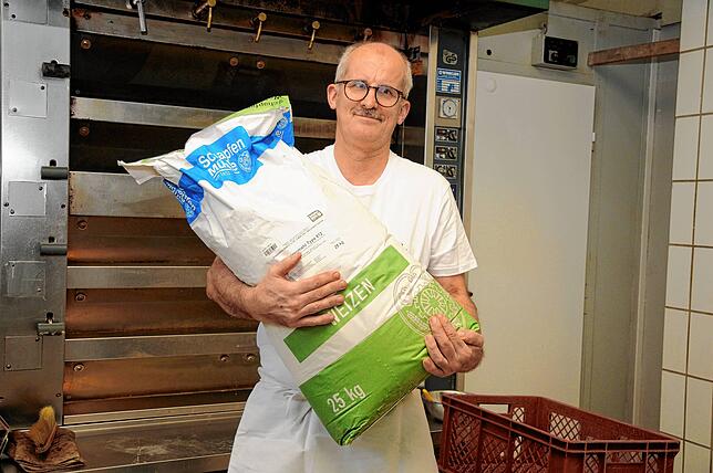 48 Prozent mehr fürs Mehl: Bäckermeister Ralph Neumann hat an den gestiegenen Preisen schwer zu tragen.