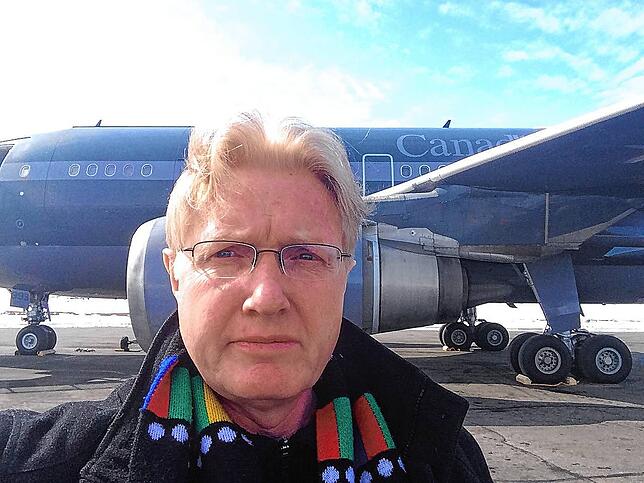 Marco Keiner auf Reise in Iqaluit (Kanada) mit Hänseleschal.