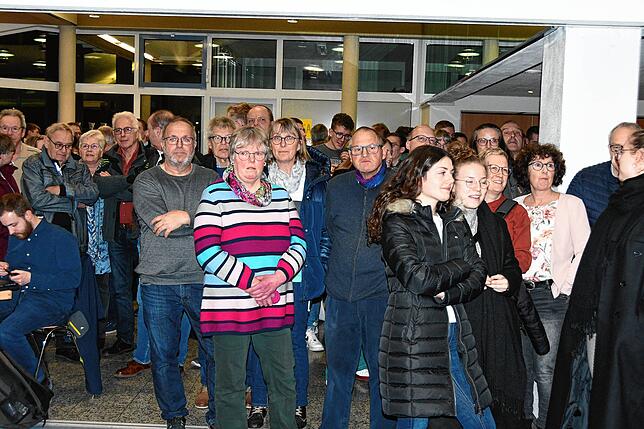 Erster Wahlgang zur Bürgermeisterwahl in Tengen: Zahlreiche Menschen verfolgen die Bekanntgabe der Ergebnisse im geöffneten ...
