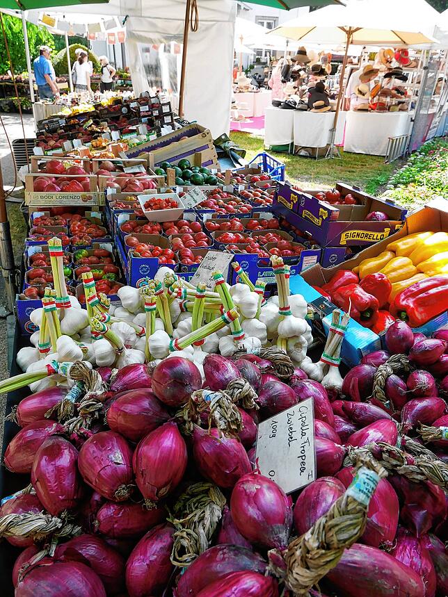 Ein üppiges Obst- und Gemüseangebot erwartete die Kunden.