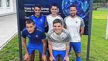 Die Trainer und die Zugänge beim FC Neustadt: (hinten von links) Cheftrainer Sascha Waldvogel, Ricardo da Silva Marques, Co-Trainer ...