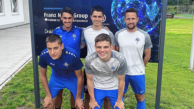 Die Trainer und die Zugänge beim FC Neustadt: (hinten von links) Cheftrainer Sascha Waldvogel, Ricardo da Silva Marques, Co-Trainer ...