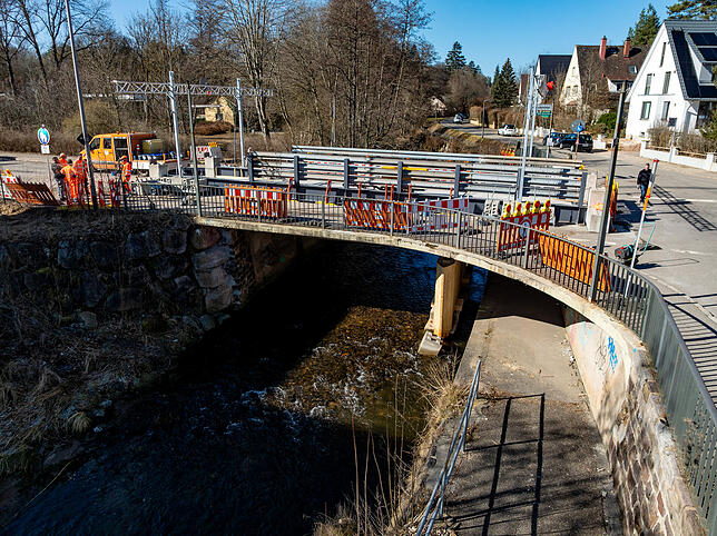 Von unten wird die alte, kaputte Brücke vorsorglich auch noch mit Holzstempeln abgestützt, die in der Brigach verankert wurden.