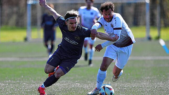 Lars Muffler vom SV Allensbach (links) gegen David Endres des SV Deggenhausertal, der die Partie am Ende mit 3:2 gewinnen konnte.