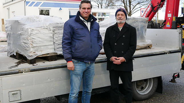 Ralf Fessler und Roland Schindler beim gemeinsamen Verladen von Hilfsgütern nach Gambia.
