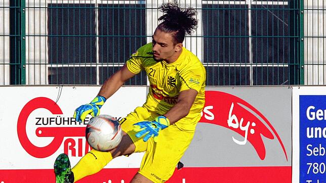 Heimste nach dem Spiel in Stuttgart ein Sonderlob ein: FC 08 Villingens Torhüter Andrea Hoxha. Bild: direvi