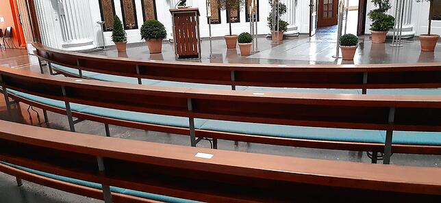 Normalerweise sind die Bänke bei Trauerfeiern ausgelastet. Derzeit dürfen hier maximal 25 Personen Platz nehmen.