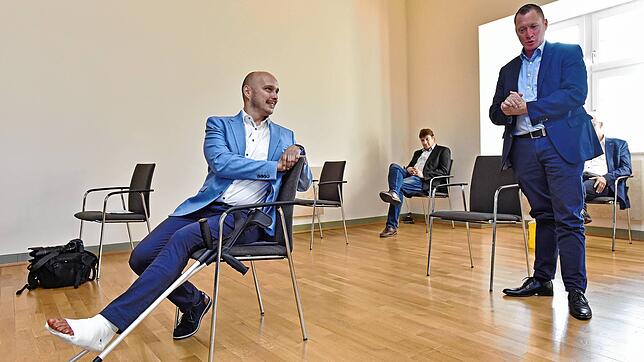 Da fühlt sich Markus Hugger (rechts) doch an 2010 erinnert. Denn Manuel Stärk ist nicht der erste, der etwas lädiert zum Bürgermeister ...