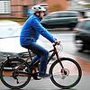 Wer mit dem E-Bike unterwegs ist, muss auch die nötige Ausrüstung und die Gefahren kennen. Eine davon ist die hohe Geschwindigkeit.