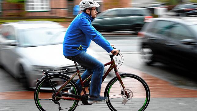 Wer mit dem E-Bike unterwegs ist, muss auch die nötige Ausrüstung und die Gefahren kennen. Eine davon ist die hohe Geschwindigkeit.
