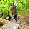 Jens Weimer an der Stelle im Wald zwischen Uni und Mainau, wo ein Brett herausgerissen und mit den Nägeln nach oben wieder platziert wurde.