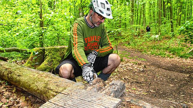 Jens Weimer an der Stelle im Wald zwischen Uni und Mainau, wo ein Brett herausgerissen und mit den Nägeln nach oben wieder platziert wurde.