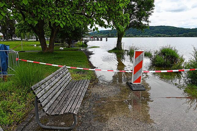 Das Wasser dringt immer mehr in den Uferpark Bodman ein.