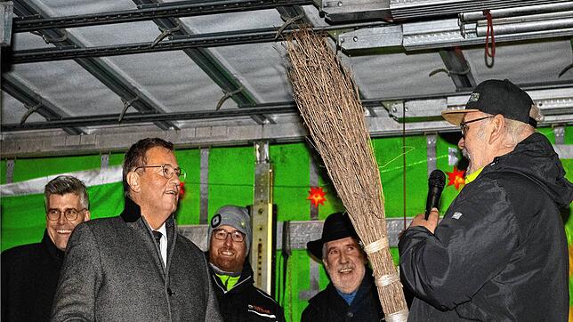 Zum Auskehren gedacht: Die Rute von Knecht Ruprecht überreichte Wilfried Kaiser an Minister Peter Hauk. Bild: Wolfgang Scheu