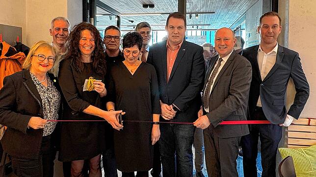 Sie durchschneiden das Band, vorn von links: MdL Sabine Hartmann-Müller, die Pächterinnen des Cafés Fräulein Linde, Gabi Frey und ...
