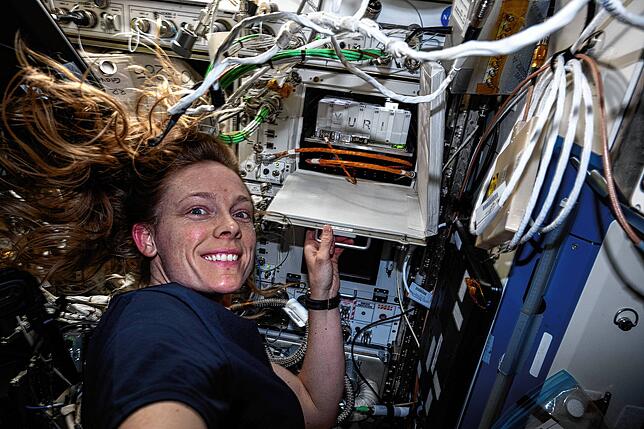 Die amerikanische NASA-Astronautin Nicole Ayers mit einem Yuri-Forschungslabor auf der ISS.