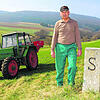 Einer von vielen Schweizer Landwirten, die auf deutscher Seite im Genzgebiet Land bewirtschaften: Alex Fuchs aus Altdorf steht direkt ...