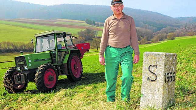 Einer von vielen Schweizer Landwirten, die auf deutscher Seite im Genzgebiet Land bewirtschaften: Alex Fuchs aus Altdorf steht direkt ...