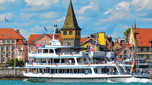Einfahrt in den Lindauer Hafen: Die Schiffe der Bodensee-Schifffahrt sind gut besucht und fahren noch bis in den Herbst hinein.