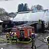 Beim Brand eines Ökonomiegebäudes in Heiligenberg-Moos waren 100 Einsatzkräfte verschiedener Feuerwehren aus den Landkreisen Bodensee, ...