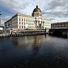 Blick über die Spree auf das Humboldt Forum. Das Humboldt Forum im wiederaufgebauten Berliner Schloss öffnet nach gut sieben Jahren ...