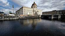 Blick über die Spree auf das Humboldt Forum. Das Humboldt Forum im wiederaufgebauten Berliner Schloss öffnet nach gut sieben Jahren ...