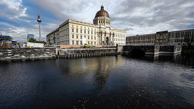 Blick über die Spree auf das Humboldt Forum. Das Humboldt Forum im wiederaufgebauten Berliner Schloss öffnet nach gut sieben Jahren ...