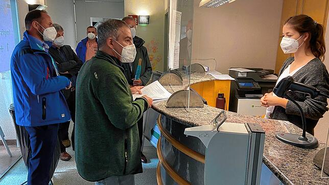 Nachdem die Registrierung abgeschlossen ist, werden die Mitarbeiter der Aesculap AG im ersten Obergeschoss am Empfang begrüßt und ...