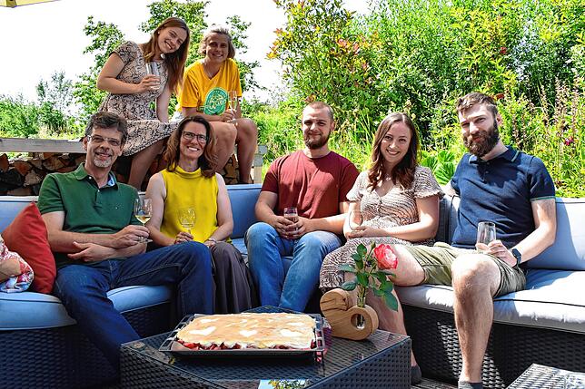 Der Zusammenhalt der Riedmanns ist dem Familienvater eine große Stütze im Wahlkampf. Oben die Töchter Katharina (links) und ...