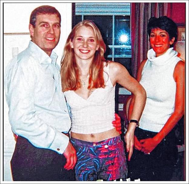 Prinz Andrew mit der damals minderjährigen Virginia Roberts (Mitte). Rechts ist Ghislaine Maxwell zu sehen, wegen der „Anwerbung ...