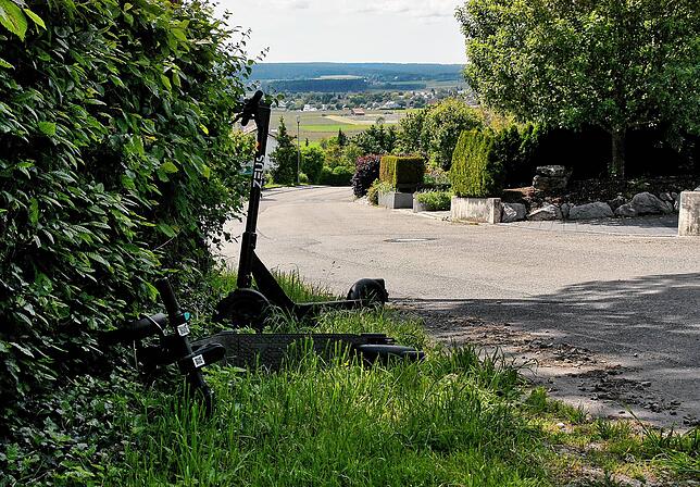 Auch nicht der kürzeste Weg: Zwei E-Scooter stehen im Sommer verlassen in Marbach.